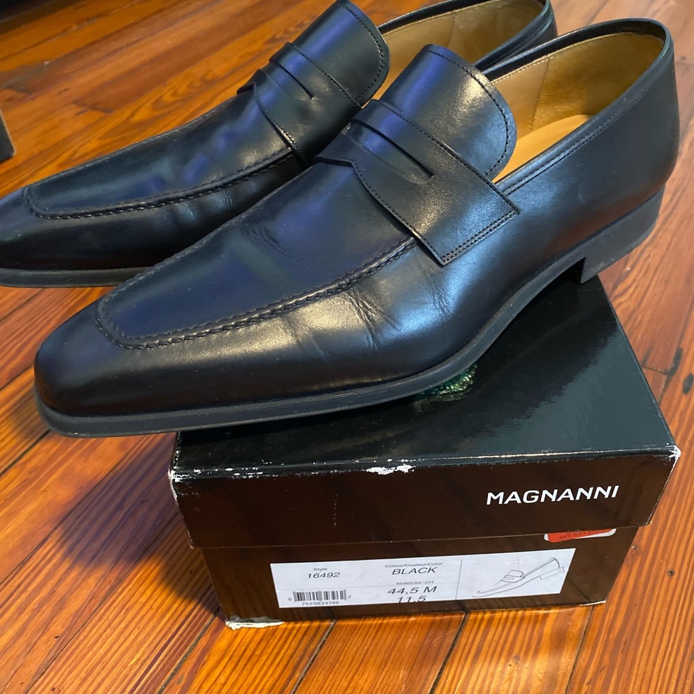 Magnanni Black Leather Loafers Slip-Ons